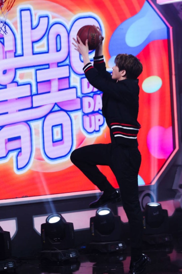 蔡徐坤打篮球帅气十足,帅气的扣篮却被身上的