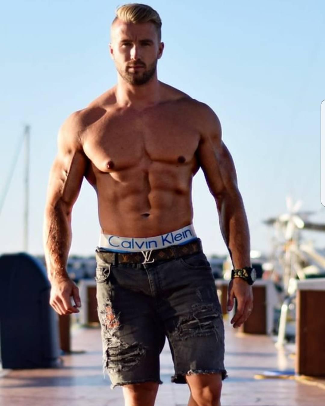 我的天!健身房练半年,200斤的胖子变成140斤的