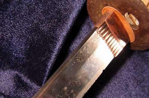 古代刀剑入鞘之后为什么不会掉出来? 它们是用