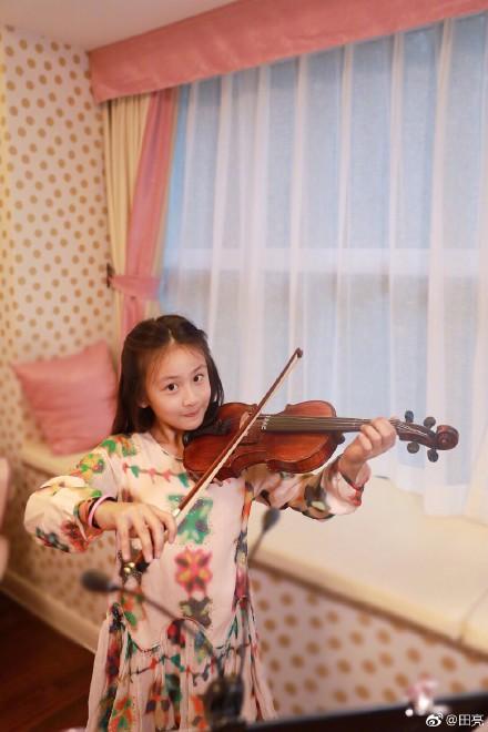 田亮带女儿森碟现身机场，小森碟变胖了，父子俩秒变表情包超可爱