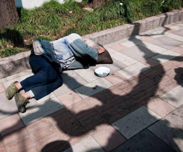 女大学生给乞丐500元,乞丐却塞给她一张卡,看到卡她
