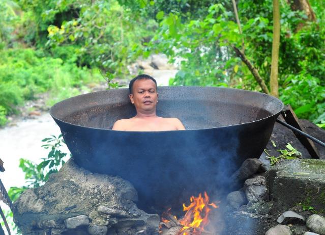 男子架起大铁锅,跳进去炖自己,当地群众热烈追捧