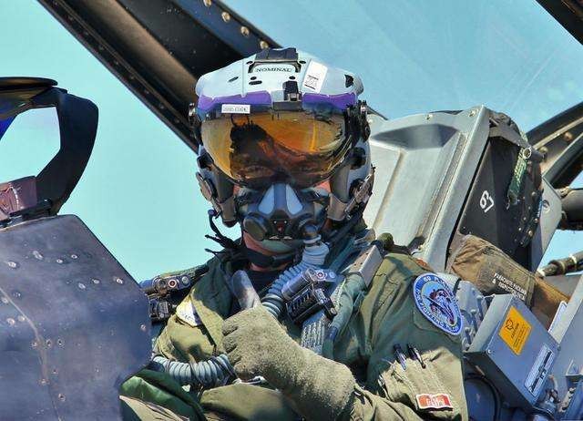 歼20最科幻的装备,世界级头盔显示器,飞行员指