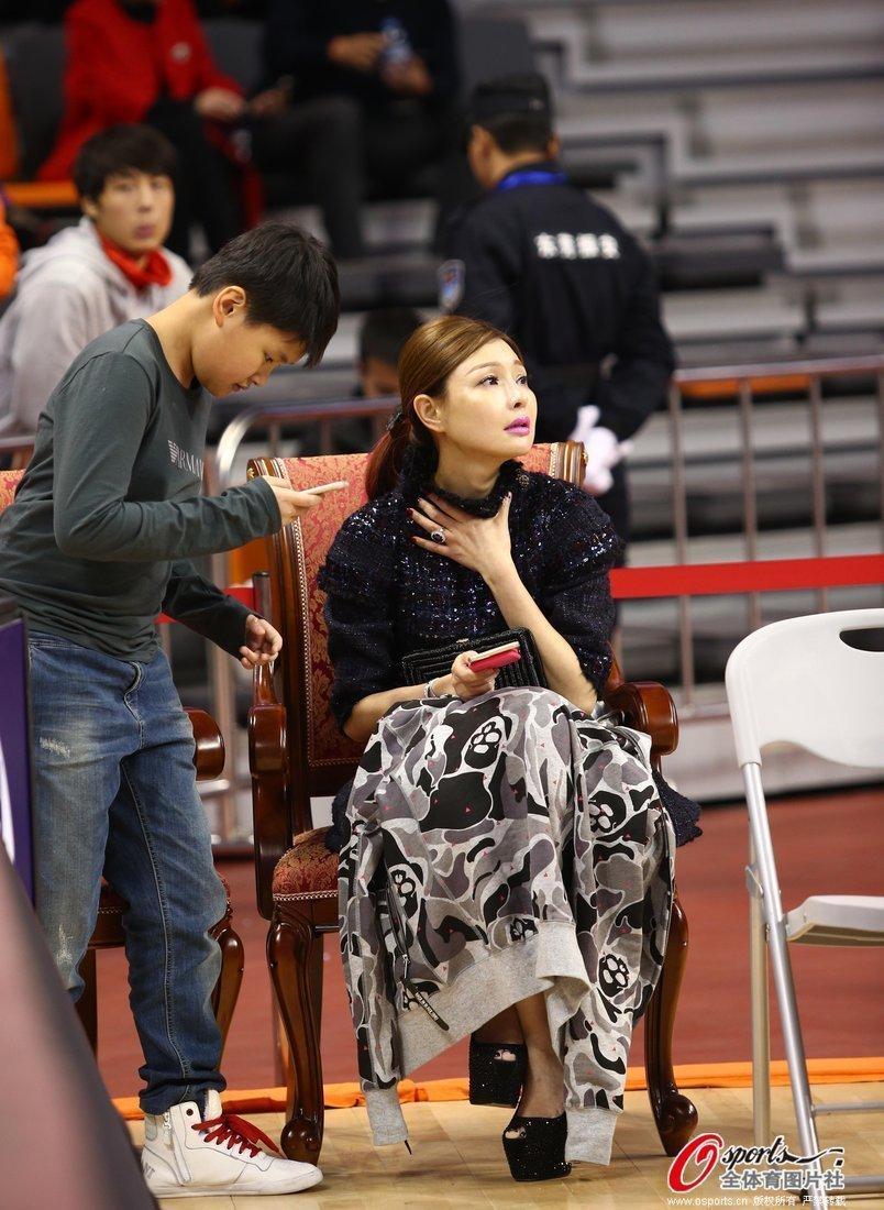 CBA广东队美女老板娘,场边观战被偷瞄,大腿纹