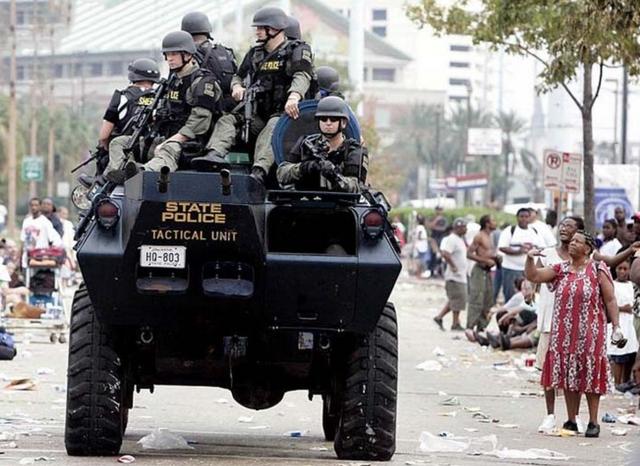 美国人疑问:抗震救灾美国大兵要带枪,凭啥中国