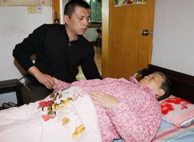 母亲去世,给不孝儿子一套房,给孝顺儿子一张纸,一年后