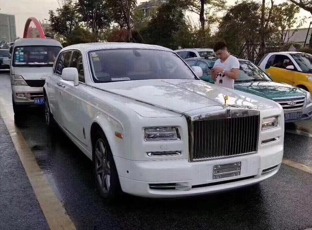 因跟车太紧，面包车追尾劳斯莱斯幻影，仅配件就要赔50万