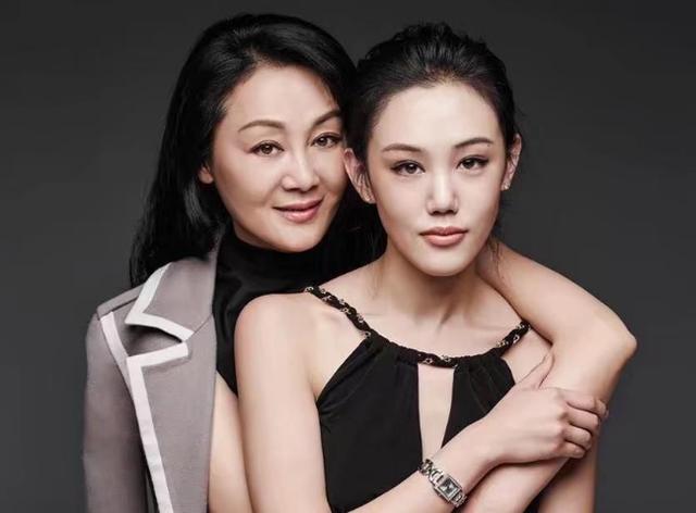 56岁王姬近照，11次拿影后无人敢娶，儿子是她一生的遗憾！