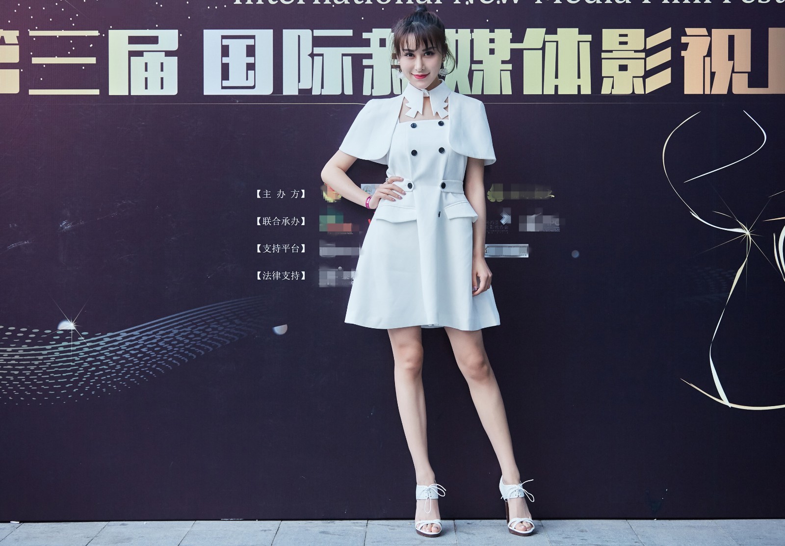 邵星颖少女风亮相盛典 复古斗篷迷你裙吸睛