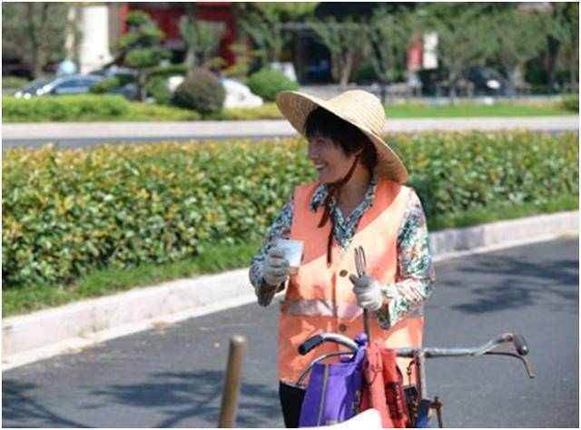 5岁女孩给清洁工阿姨吃西瓜,阿姨接过尝了一口