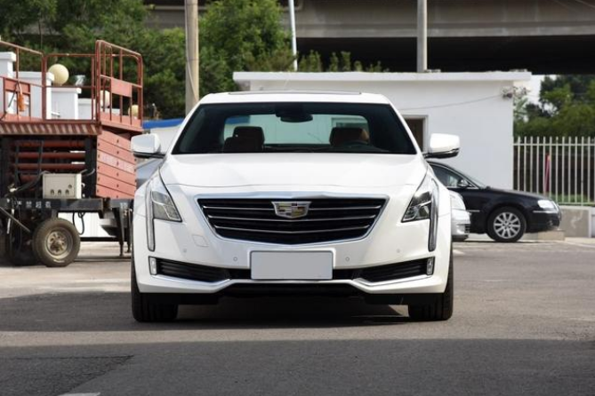 最可怜的C级车，尺寸接近宝马7系奔驰S级，降价10万，依然卖不动