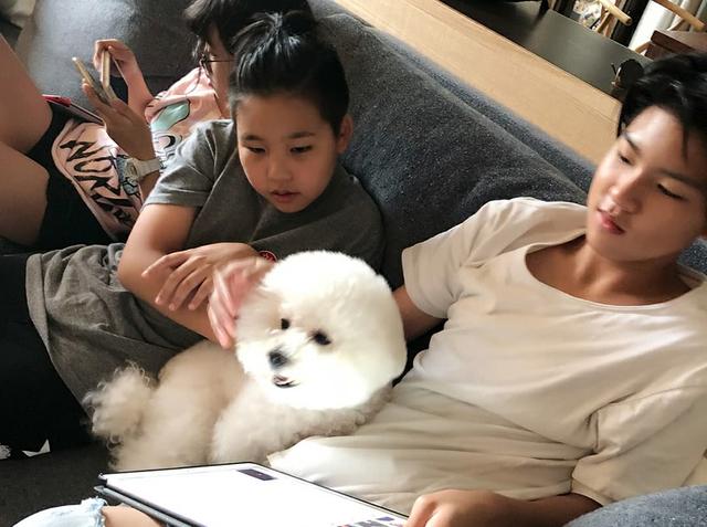咘咘和姐姐Angel同框，姐妹俩同款齐刘海，长得越来越像！