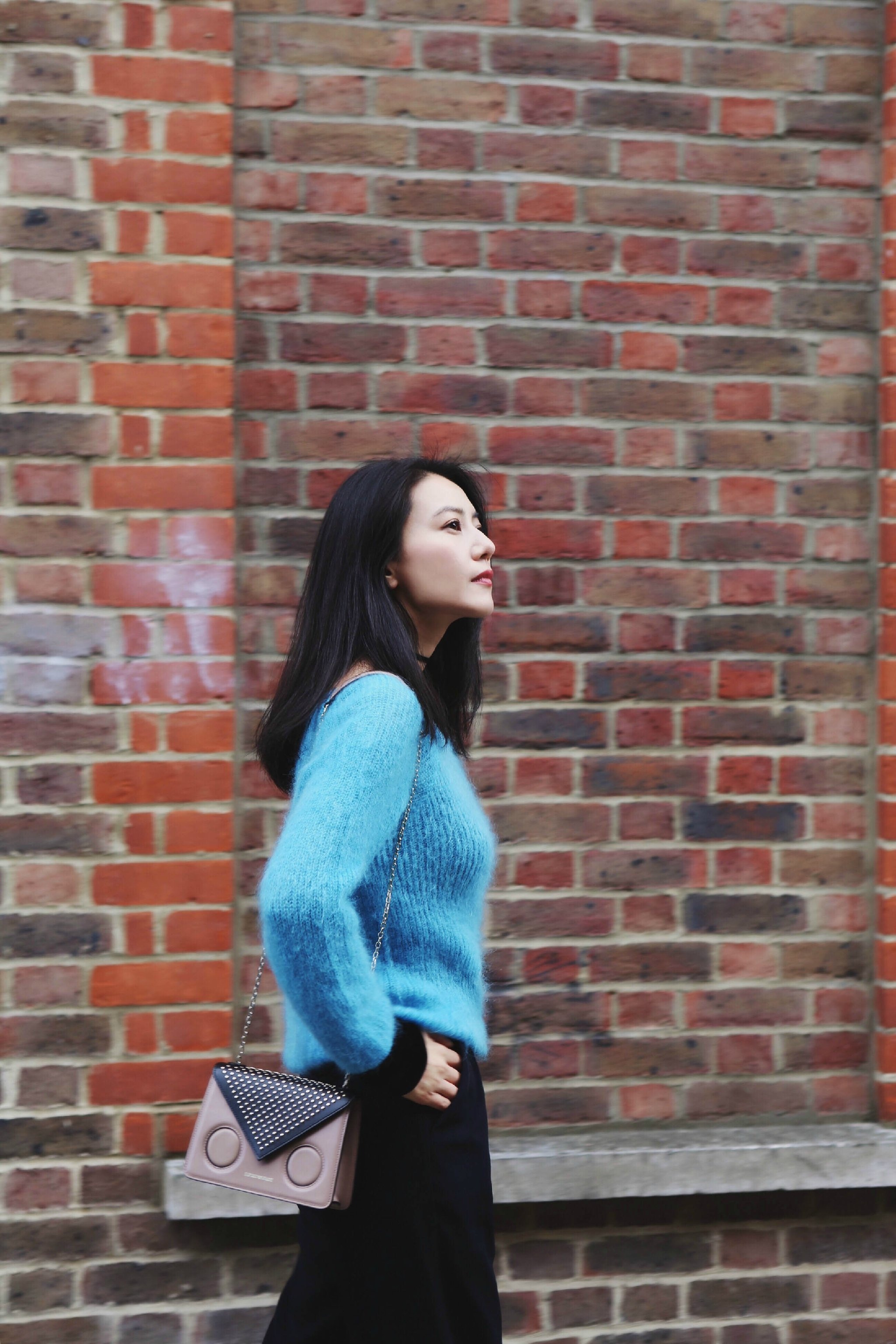 高圆圆身穿湖蓝色毛衣漫步在伦敦的街角,这样