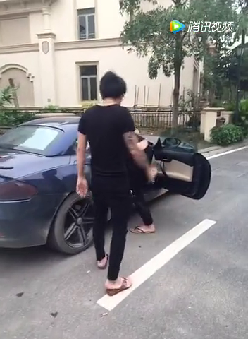 价值几十万的宝马敞篷车，看到乘客上车方式我直接懵了！