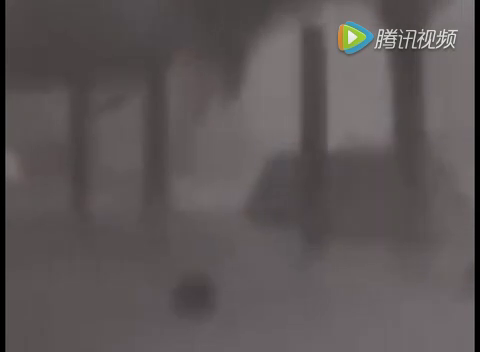 现场实拍 强台风登陆广东骑电动车男子被台风刮跑