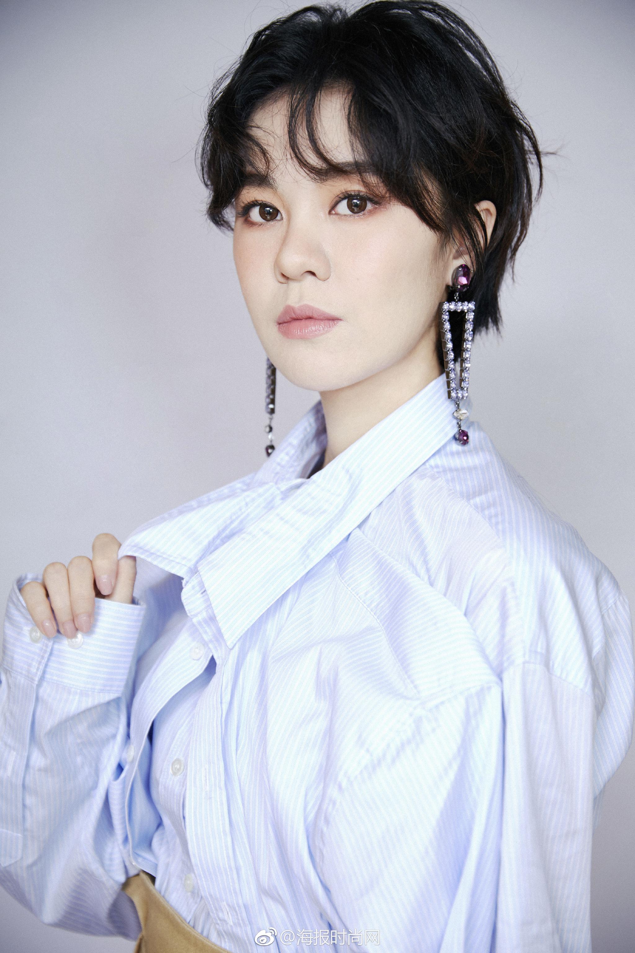 郁可唯 身着Y/Project上衣、Yohanix半裙搭配Prada黑色高跟鞋亮相成