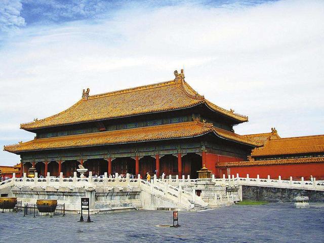 故宫的宫殿建筑是中国现存最大,最完整的古建筑群