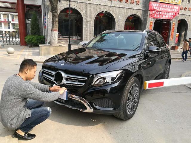 陕西奔驰车主车标莫名其妙被拆了!疑似抖音爱