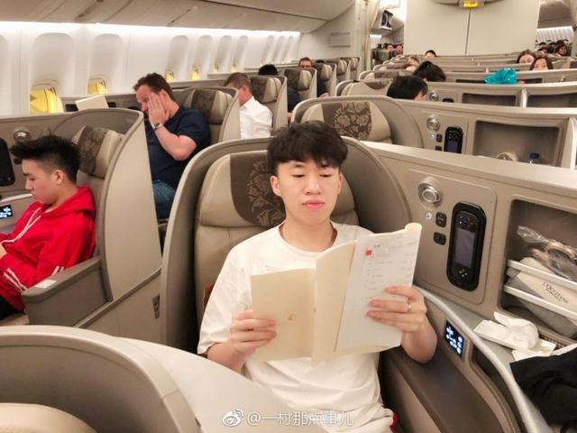 余霜晒RNG合照Letme新造型被称电竞王俊凯