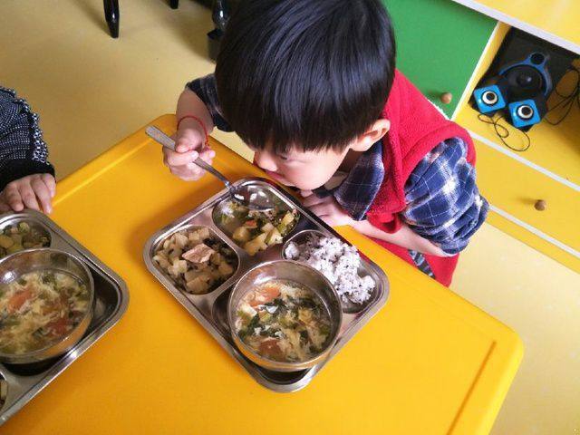 幼儿园午餐两菜一汤不重样,看儿子老师发的照片,我也