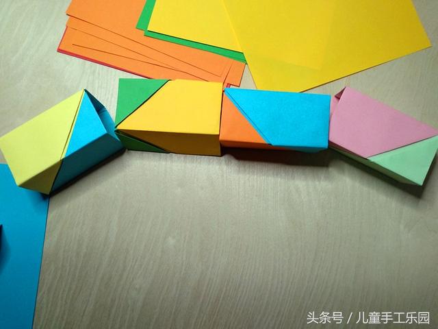 第十三步:火车轮子,其实也可以和车厢一样方法叠CSGO竞猜平台CSGO竞猜平台,但是对于大部分小朋友来说有点难度CSGO竞猜平台CSGO竞猜平台,卡纸的时候不容易做成圆形,还有考虑到做好后容易散开CSGO竞猜平台。于是我们决定就用最简单的方法,把裁切好的纸条卷成圆柱形就可以CSGO竞猜平台CSGO竞猜平台,然后用双面胶粘一下CSGO竞猜平台CSGO竞猜平台。(或者小朋友也可以使用身边现有的材料做轮子CSGO竞猜平台。)