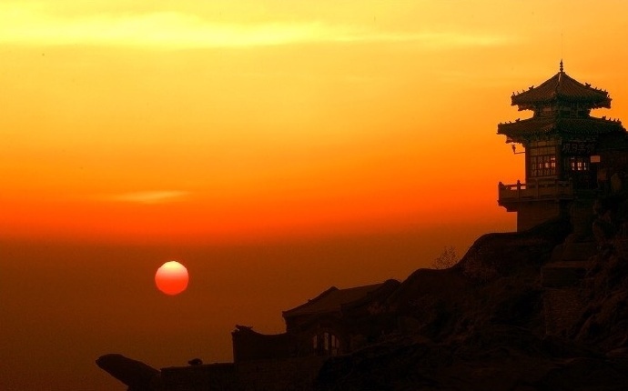 日出东方照九州,江山万里遍地红。