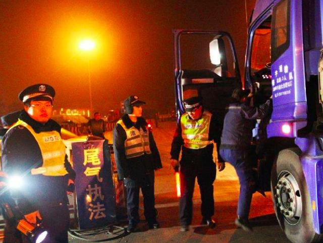 交警的:2018年7月起全面禁止不合格货车通行