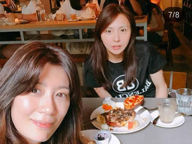 咘咘和姐姐Angel同框，姐妹俩同款齐刘海，长得越来越像！