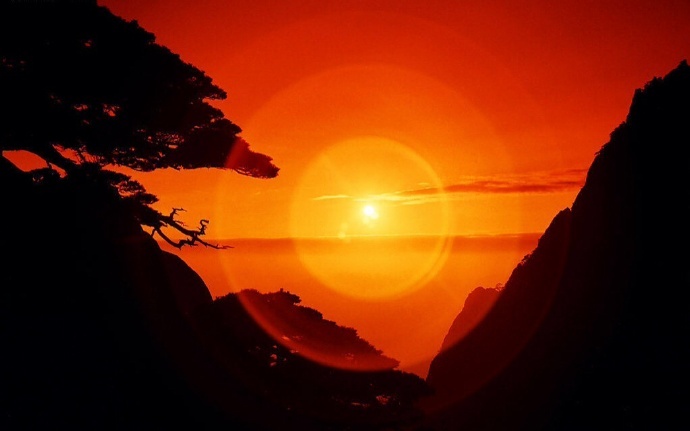 日出东方照九州,江山万里遍地红。