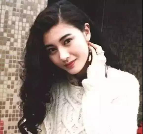 香港的90年代是盛行天然美女的时代，那时候的女星脸上都是有肉的