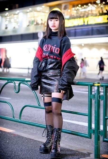 街拍:图1皮裙少女，这丝袜让人看不下去!图2字母包臀裙美女!