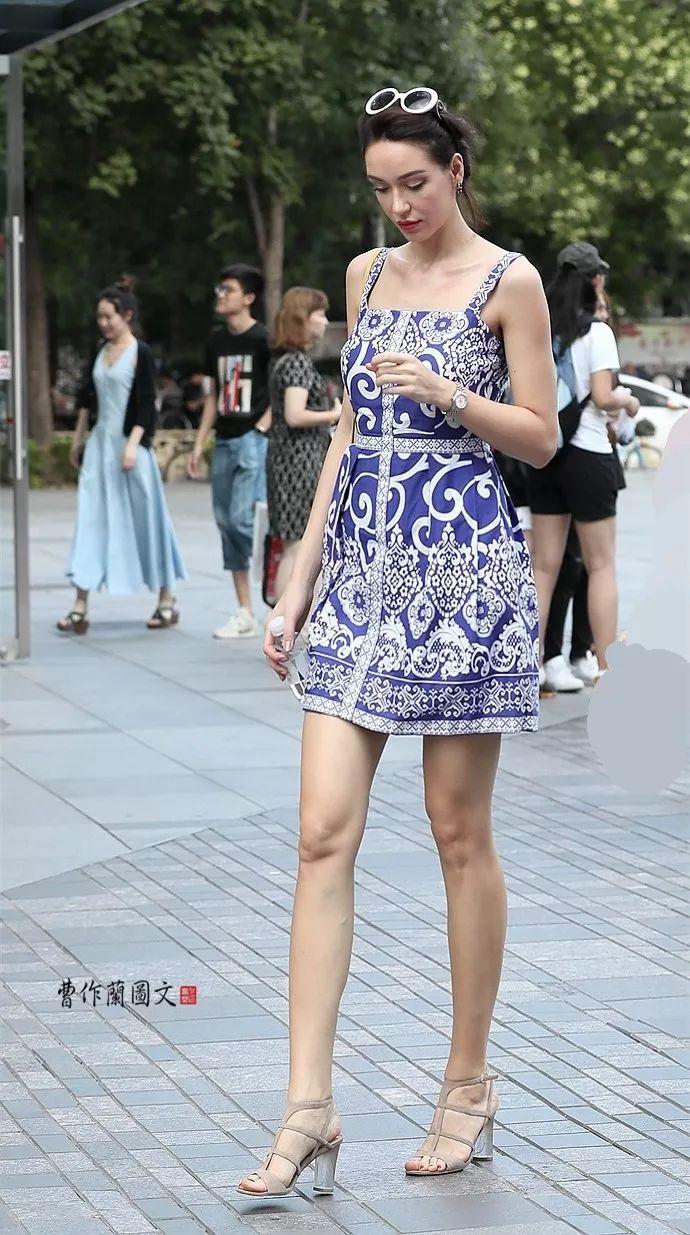 街拍:身材超赞的九头身美女