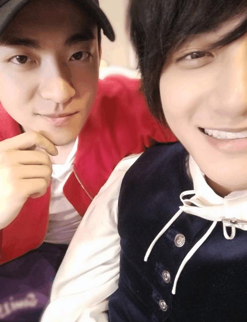 黄子韬晒与表哥合照, 两个人相似到让网友认不