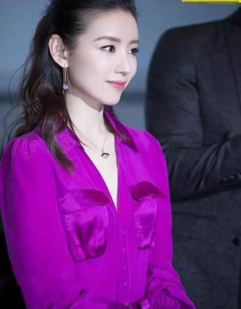 董洁撞衫杨幂,穿同款紫色衣服谁更美?
