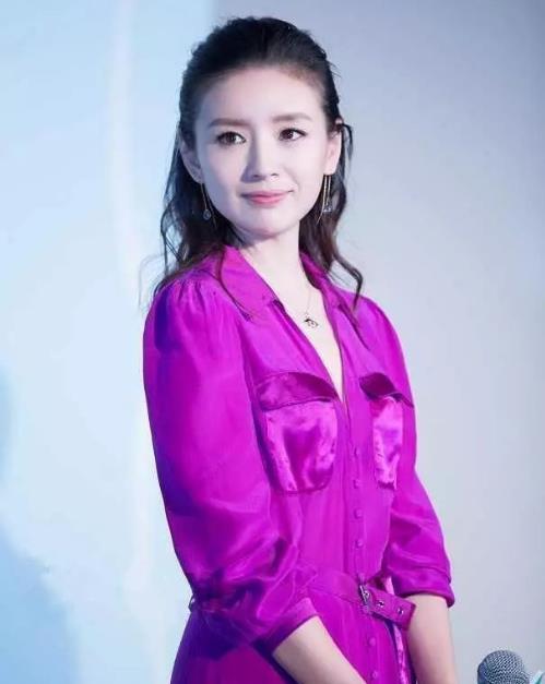 董洁撞衫杨幂,穿同款紫色衣服谁更美?