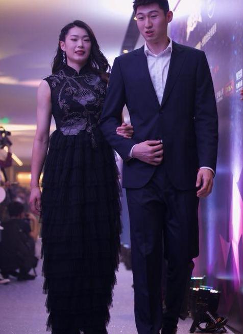 女排姑娘走红地毯形象,段放成功,圣姑呢