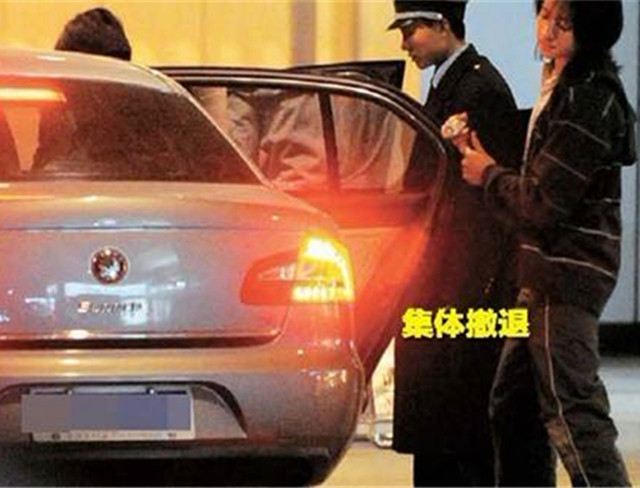 2岁患麻痹症,当红时退圈,今坐跑车出行,痛批整一个娱乐圈!