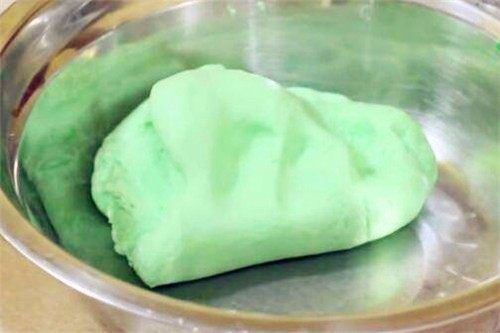 大妈做的面条从不加色素,蒸出来却颜色鲜艳,有