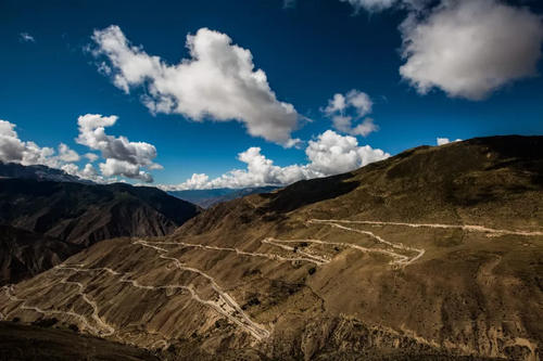 成都4女孩自驾川藏线旅游坠江，这条路真的不是谁都能开！
