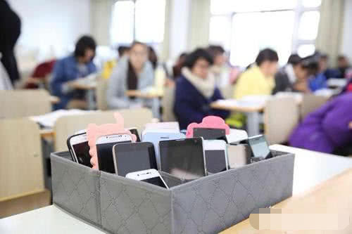 大学课堂禁止带手机,家长、老师都赞同!学生:跟