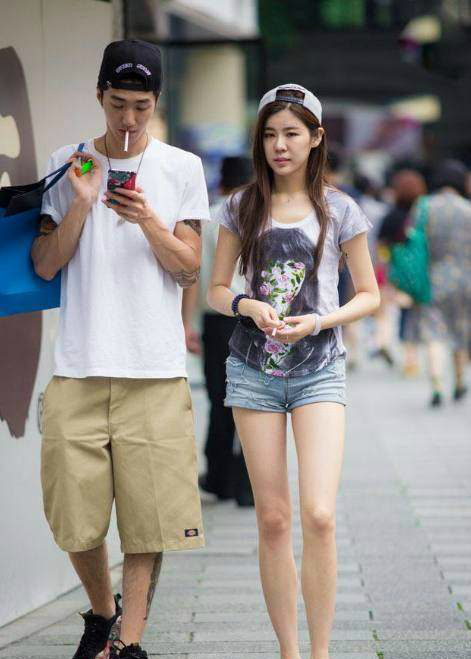 街拍,图5虽然做妈妈,但身材还是很有料的,大长腿吸人眼球