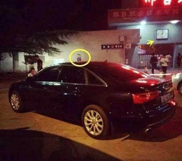 大学门口豪车上放瓶饮料女大学生就会上车? 原