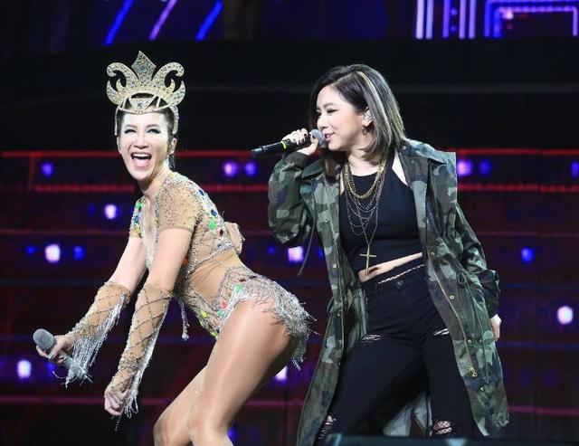 李玟彻底放飞自我,身穿肉色丝袜只遮“重点”邓紫棋看的超尴尬!