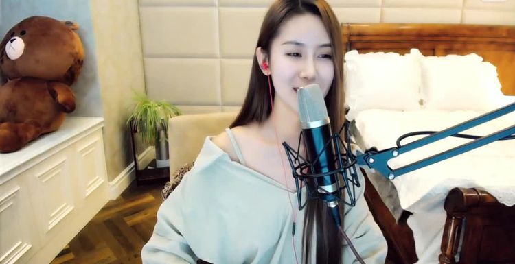 美女主播因拿外卖忘关摄像头，接下来发生的一幕，网友看见报警