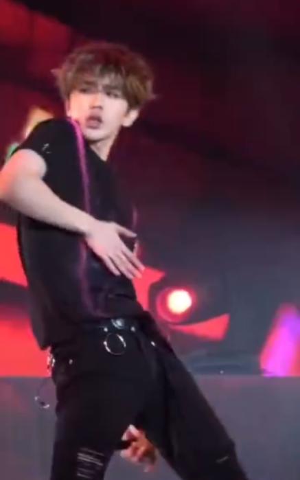 同样是顶胯,为何易烊千玺受到表扬蔡徐坤被嘲