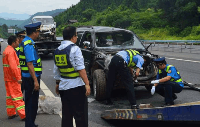 高速路上撞死冲出来的行人到底要不要负责?交