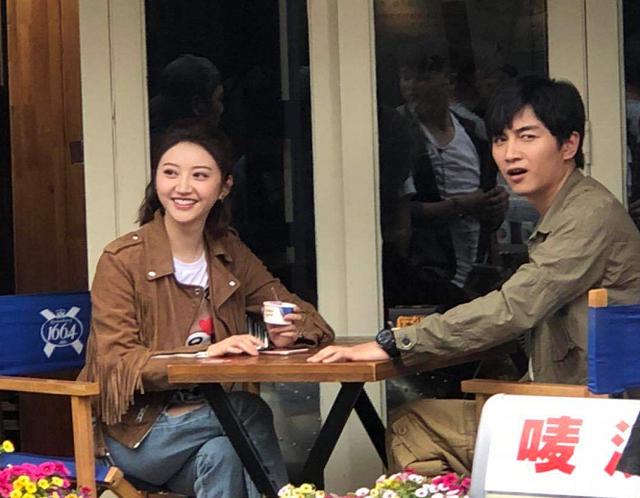 陈晓和景甜替身拍戏,而景甜忙着录小视频学猫