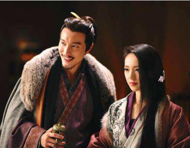 曹丕向妹妹索要玉玺称帝,妹妹痛哭诅咒你必早死,七年之后真应验