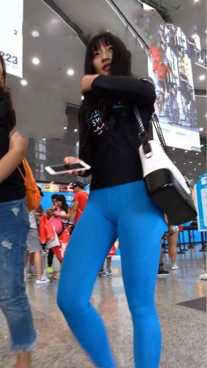 街拍: 微胖辣妈穿薄款紧身裤, 紧紧的勾勒身材