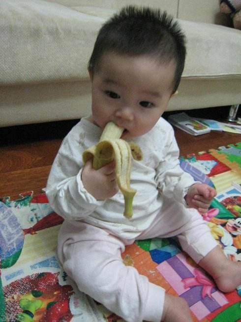 2岁宝宝吃香蕉险些丧命,就是因为奶奶把香蕉和